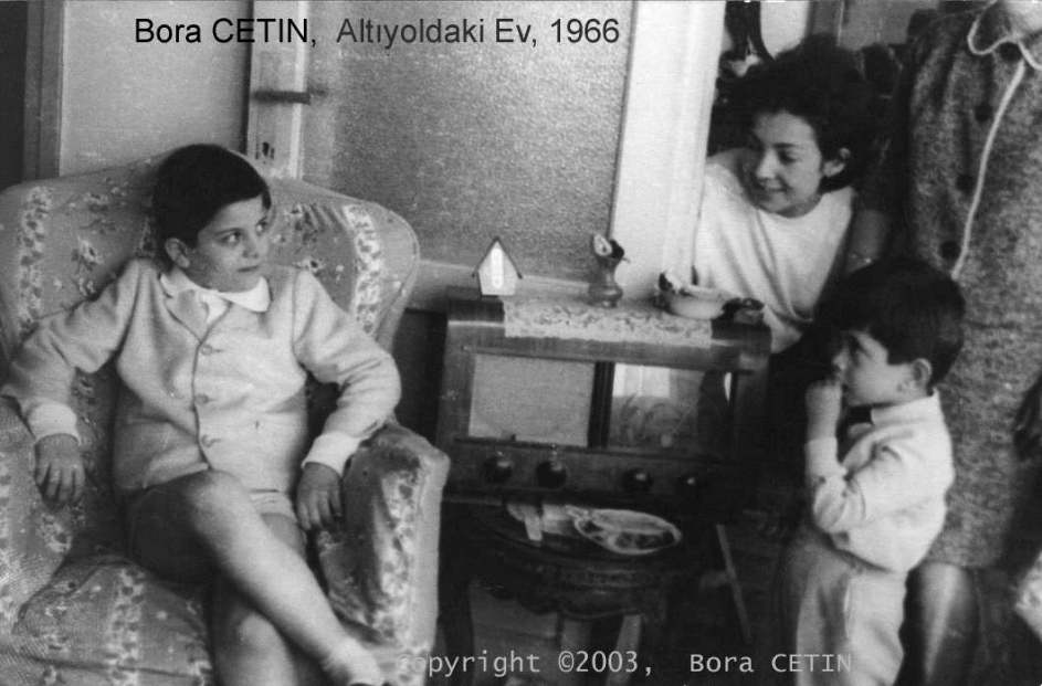  Bora CETİN, 1966 da Altıyoldaki evde, 9. yaşgünü kutlanıyor. Berjer koltuk, GASTOR Radyo ve ....... 